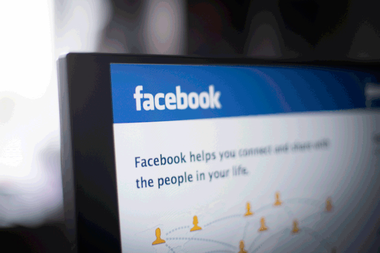 Facebook: empresa observou um aumento no número de notícias falsas envolvendo o coronavírus (NurPhoto/Getty Images)