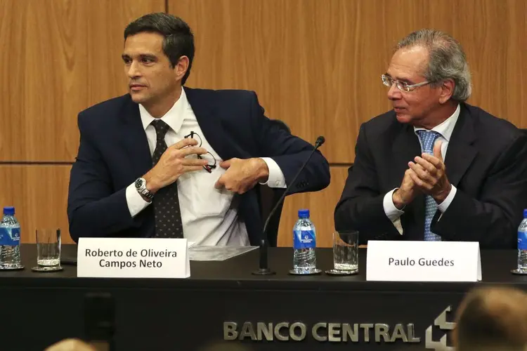 O novo presidente do Banco Central (BC), Roberto Campos Neto, e o  ministro da Economia, Paulo Guedes,  durante cerimônia de transmissão de cargo. (Fabio Rodrigues Pozzebom/Agência Brasil)