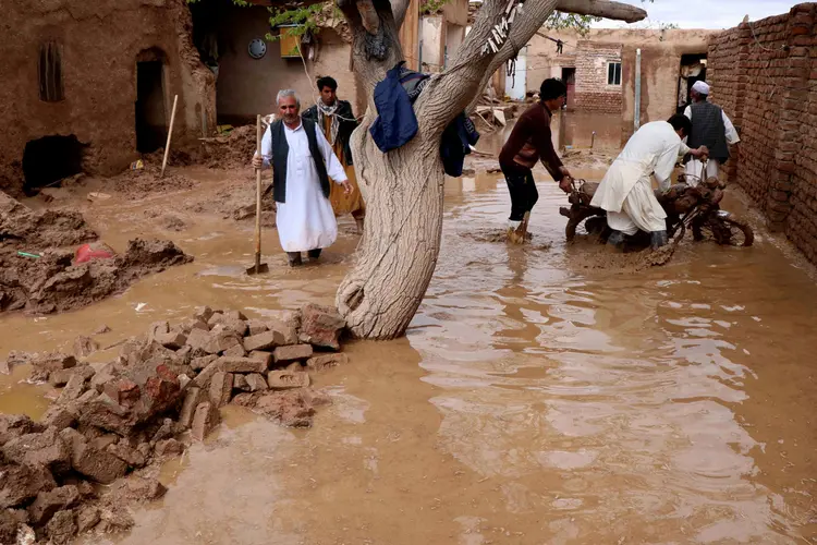 Afeganistão: as inundações no início de março causaram mais destruição e colocam a colheita de trigo deste ano em risco (Jalil Ahmad/Reuters)