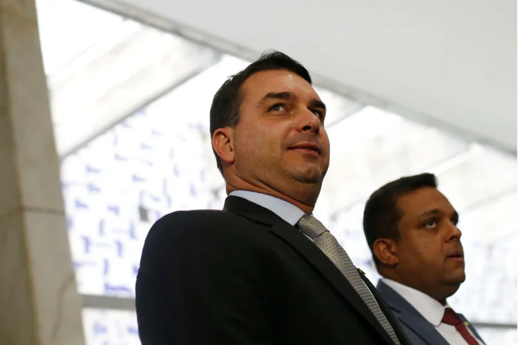 Flavio Bolsonaro: senador é visto depois de se encontrar com Jair Bolsonaro no Congresso Nacional, em 20 de fevereiro de 2019 (Adriano Machado/Reuters)