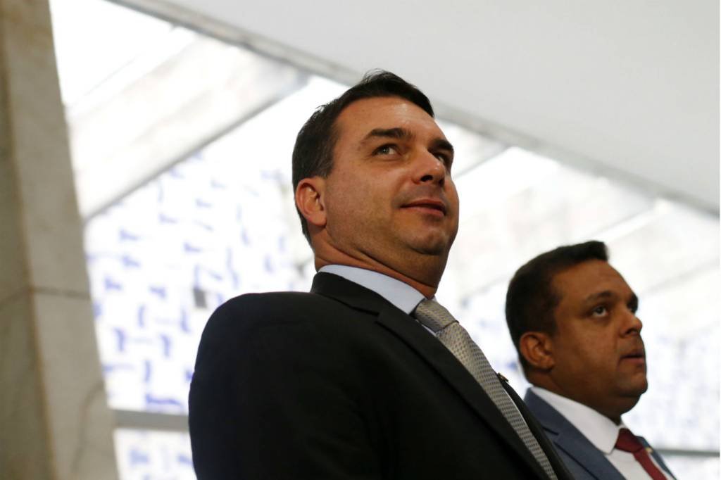 PSL e Flávio Bolsonaro fazem representação contra MP do Rio