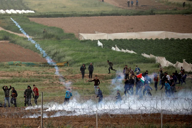 Protestos: cerca de 100 pessoas ficaram feridas em enfrentamentos com as tropas israelenses, dez delas por disparos de arma de fogo (Mohammed Salem/Reuters)