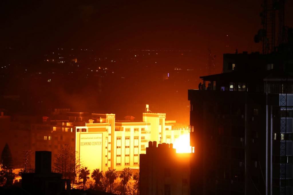 Israel lança rodízio de bombardeios a Gaza em resposta a ataque