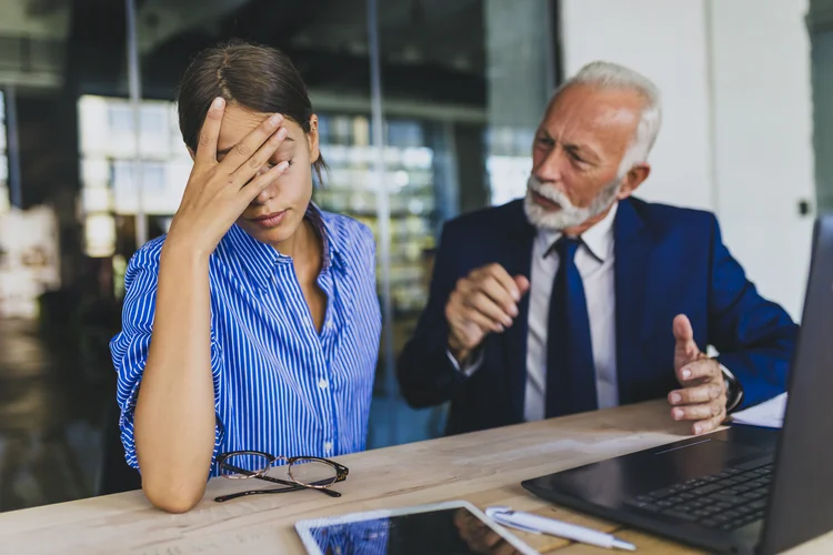 Mulheres assediadas no trabalho que pedem demissão acabam em trabalhos com salário menor (ciricvelibor/Getty Images)