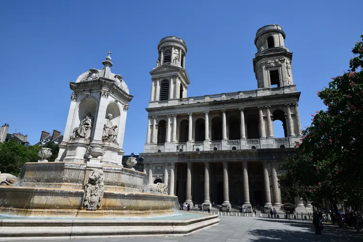 O fogo atingiu as grandes portas de madeira da igreja e se espalhou para os vitrais acima e uma escada, disse um porta-voz da brigada de incêndios (igreja de Saint-Sulpice, em Paris,/Getty Images)