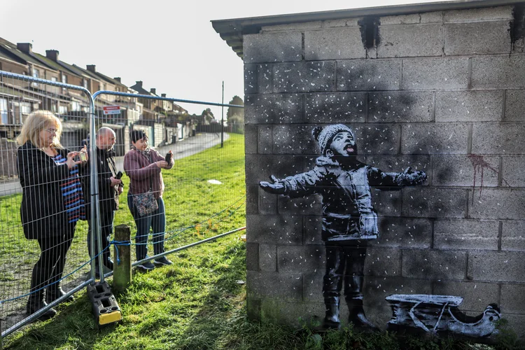 "Banksy, tem um muro para você", diz a carta da ONG (Matt Cardy/Getty Images)