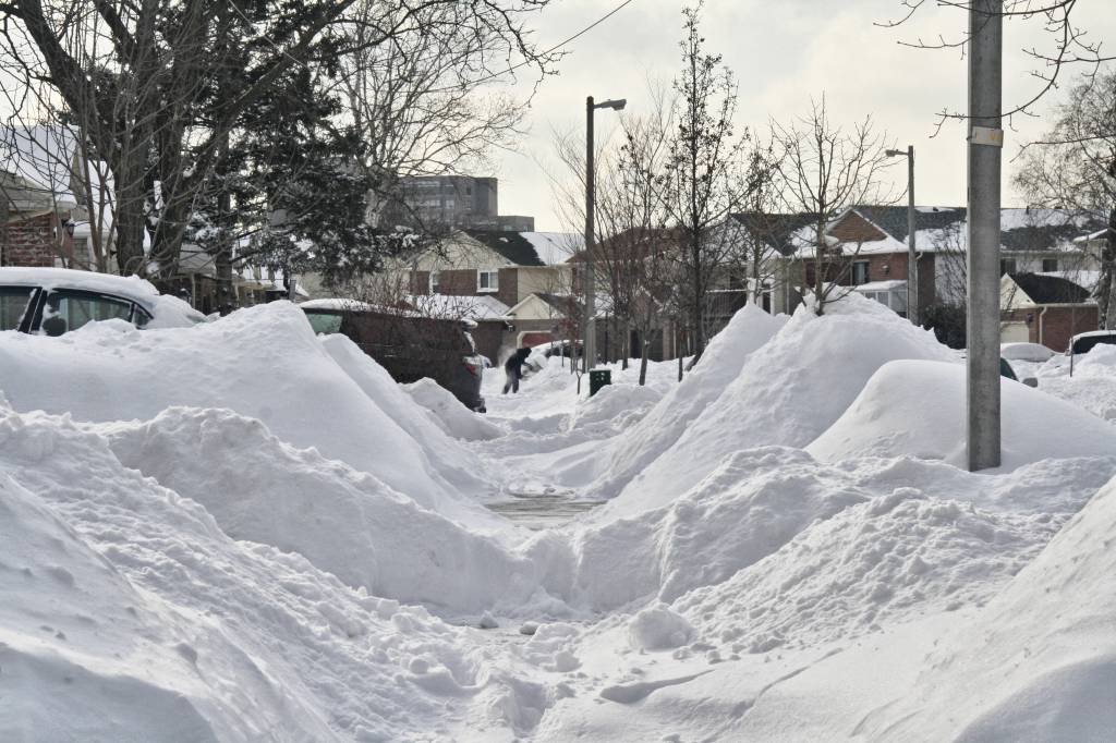 Polícia canadense resgata idoso que ficou preso em casa por causa da neve