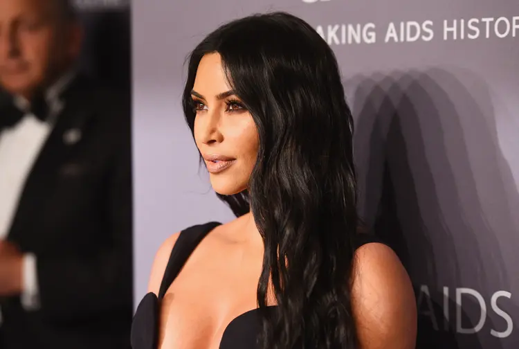 Kim Kardashian: sucesso nas redes e celebridade bilionária, a empresária teve que voltar atrás no lançamento de sua linha de peças íntimas ao chamá-la de "Kimono", pois enfureceu japoneses. (Jared Siskin/amfAR/Getty Images)