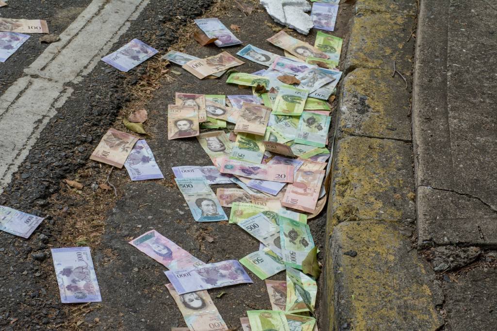 Salário mínimo na Venezuela atinge valor mais baixo da história