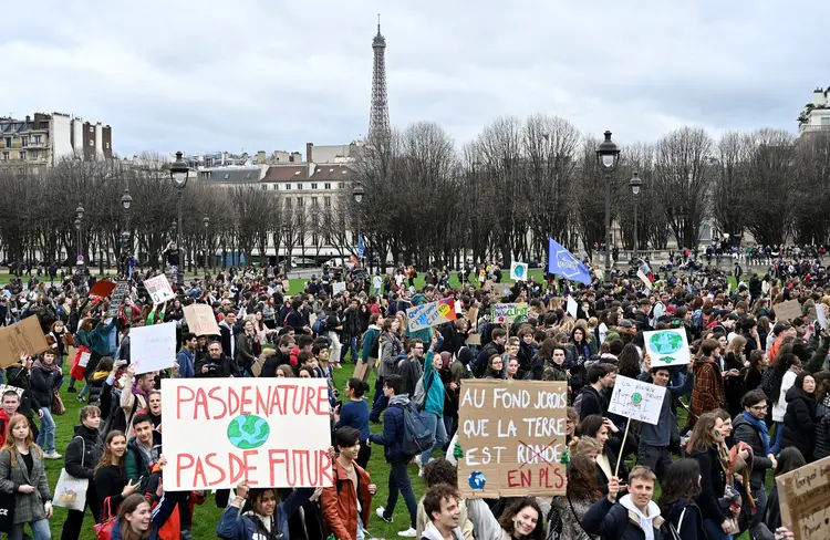 Estudantes participam de protesto contra mudanças climáticas em Paris, França, no dia 15 de março de 2019
 (Mustafa Yalcin/Anadolu Agency/Getty Images)