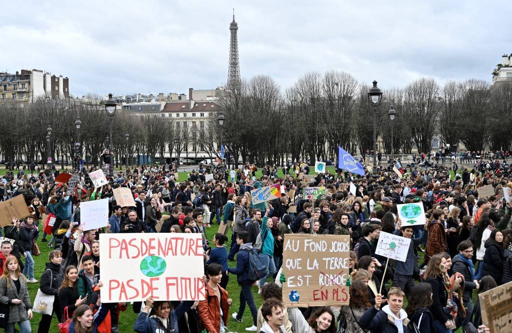 Paris reúne 45 mil pessoas na "Marcha do Século" pelo clima