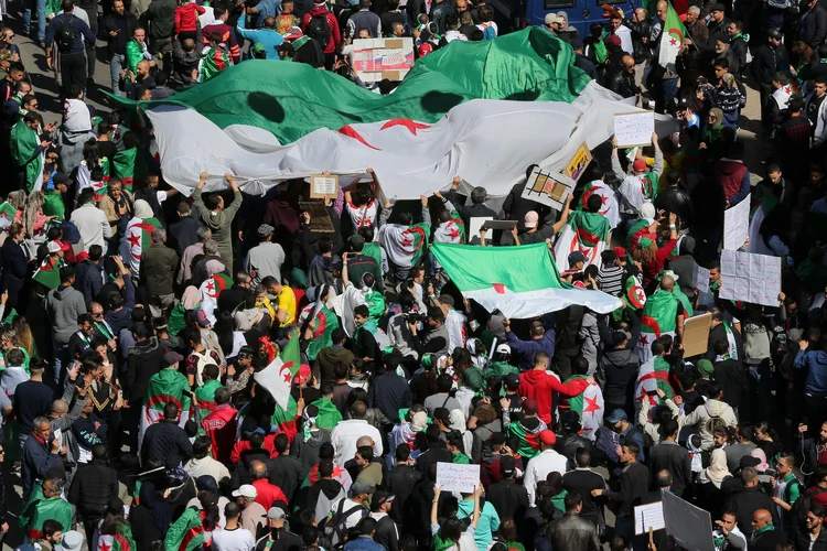 Milhares protestam na sexta-feira, 15, em Argel, na Argélia, contra a extensão do mandato do presidente, Abdelaziz Bouteflika
 (Billal Bensalem/NurPhoto/Getty Images)