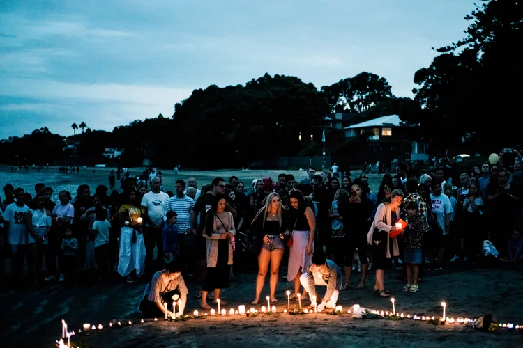 Nova Zelândia: pessoas se reuniram em uma praia para fazer vigília pelas vítimas (Cam McLaren/Getty Images)