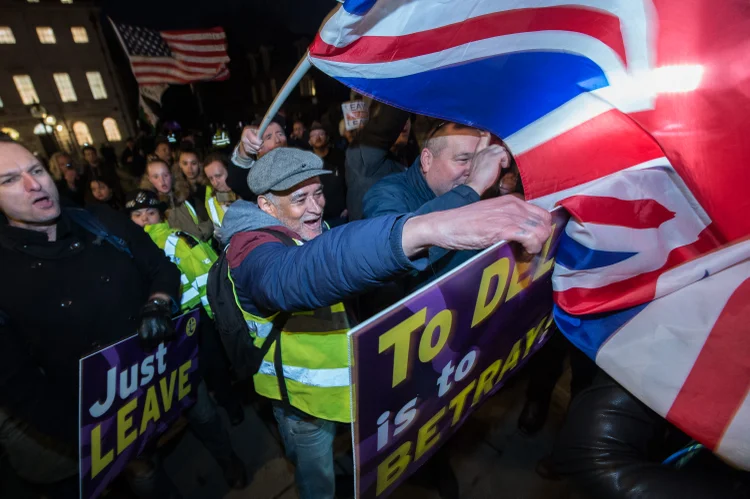 Depois que o parlamento votou para extender o prazo para o Brexit, apoiadores do Brexit seguiram o ativista pela União Europeia Steve Bray, que não está na foto, no dia 14 de março em Londres, Inglaterra (Guy Smallman/Getty Images)