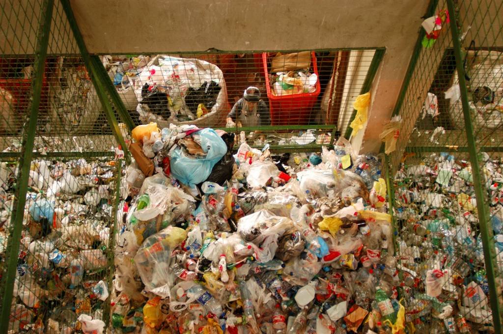 Lixo acumulado em casa por morador enche 17 caminhões no interior de SP