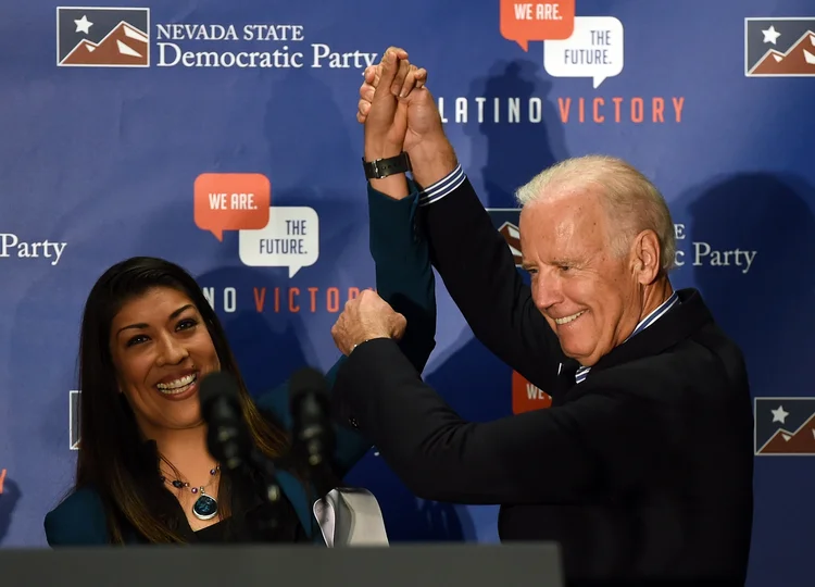 Lucy Flores e Joe Biden: "Um beijo estranho mudou a forma como eu via Joe Biden" é o título do artigo escrito por Flores para o The Cut (Ethan Miller/Getty Images)