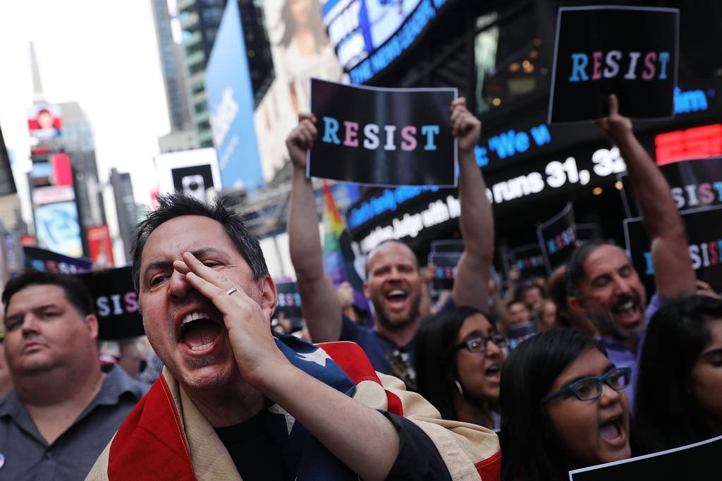Norte-americanos protestam contra a decisão de Trump de não permitir transexuais no exército dos EUA (Spencer Platt/Getty Images)
