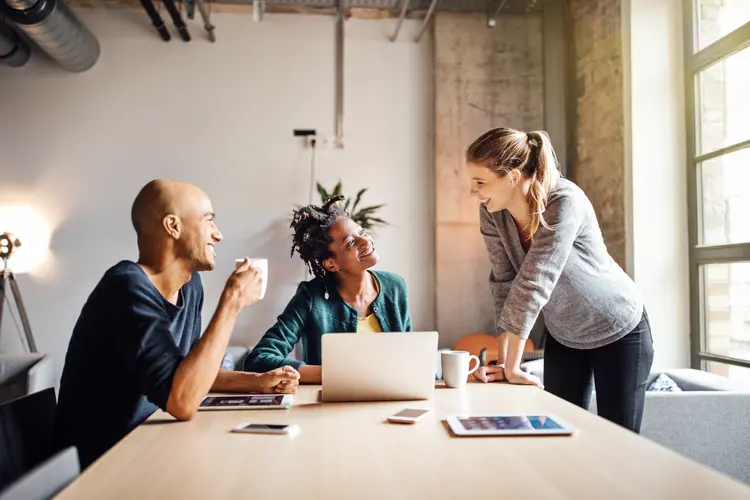 Projeto de lei que endurece a cobrança sobre empregadores que não pagam salários iguais para homens e mulheres foi aprovado pelo Senado (Luis Alvarez/Getty Images)