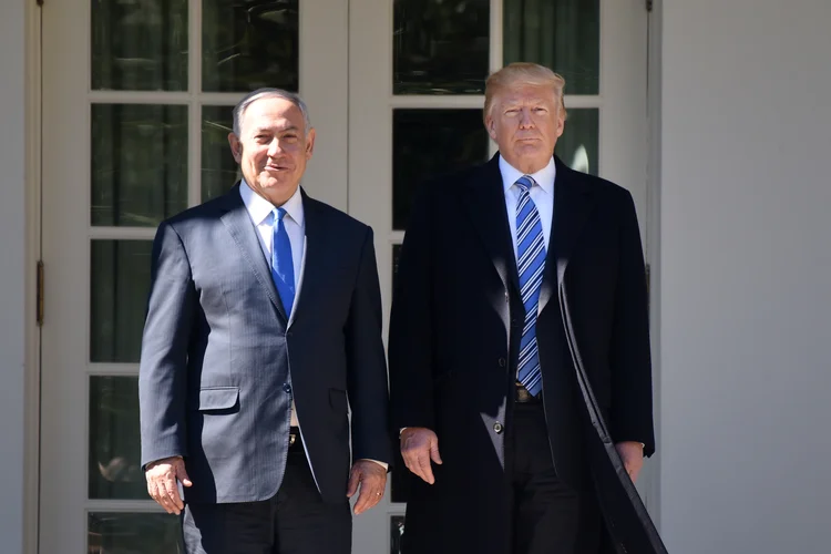 Primeiro ministro de Israel, Benjamin Netanyahu, e o presidente dos EUA, Donald Trump (Olivier Douliery/Getty Images)