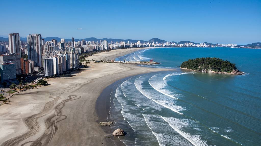 Cidade no litoral: Bolsonaro alterou MP que reajusta taxa de foro para donos de imóveis na região (Andres Ruggeri / EyeEm/Getty Images)