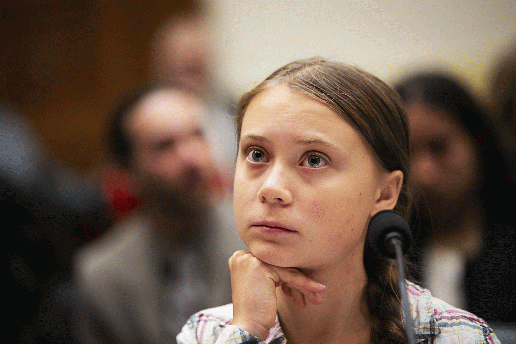 Acho que os adultos se sentem ameaçados, diz Greta Thunberg sobre críticas