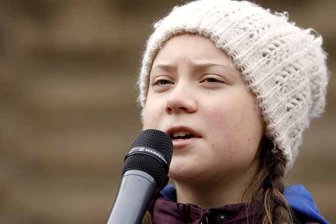 Greta Thunberg comemora aniversário com greve climática, mas sem bolo