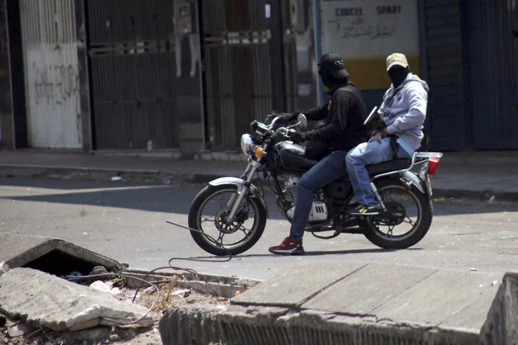 Homens mascarados em San Antonio del Táchira, na Venezuela: grupos paralelos aterrorizaram milhares de pessoas que tentavam levar ajuda humanitária via pela Colômbia (Carlos Eduardo Ramirez/Reuters)