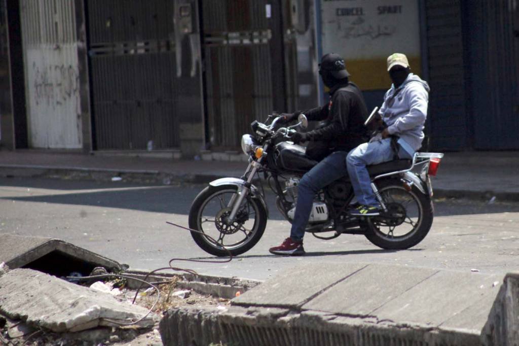 Quem são os mascarados espalhando terror na fronteira da Venezuela