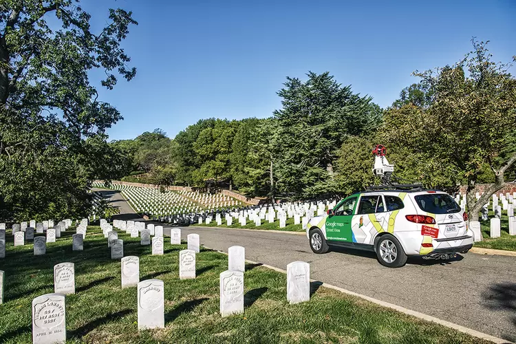 O carro Street View, do Google, que mapeou cidades: os mapas permitem vincular o mundo digital ao real, saber onde você está — e vender essa informação | Brooks Kraft/GETTY IMAGES / 