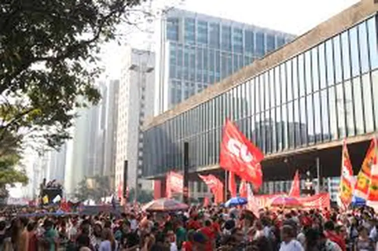 Protesto em São Paulo: estabelecimento de idade mínima para aposentadoria é um dos pontos criticados por centrais sindicais (Exame)