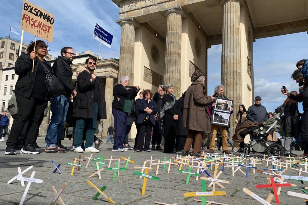 Em Berlim, brasileiros protestam e chamam Bolsonaro de "fascista"