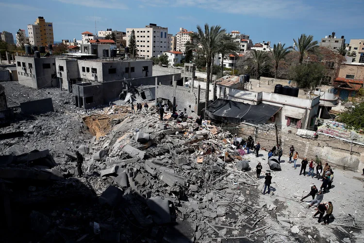 Palestinos observam base do Hamas que foi destruída por misseis israelenses (Mohammed Salem/Reuters)