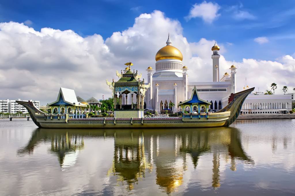 A mesquita sultão Omar Ali Saifudding Mosque, Bandar Seri Begawan, em Brumei - no sudeste asiático (Divulgação/Thinkstock)