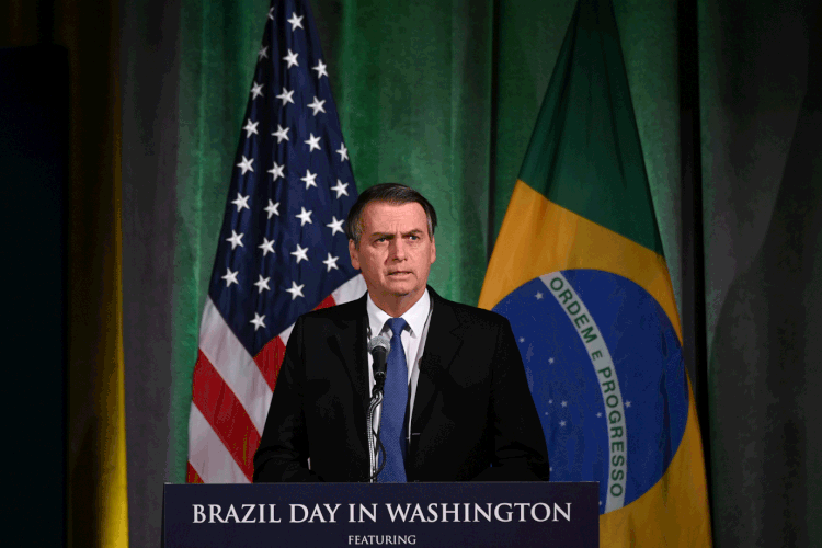 Bolsonaro durante evento em 2019: presidente deve viajar aos EUA hoje; ele não estará presente para a posse (Erin Scott/Reuters)