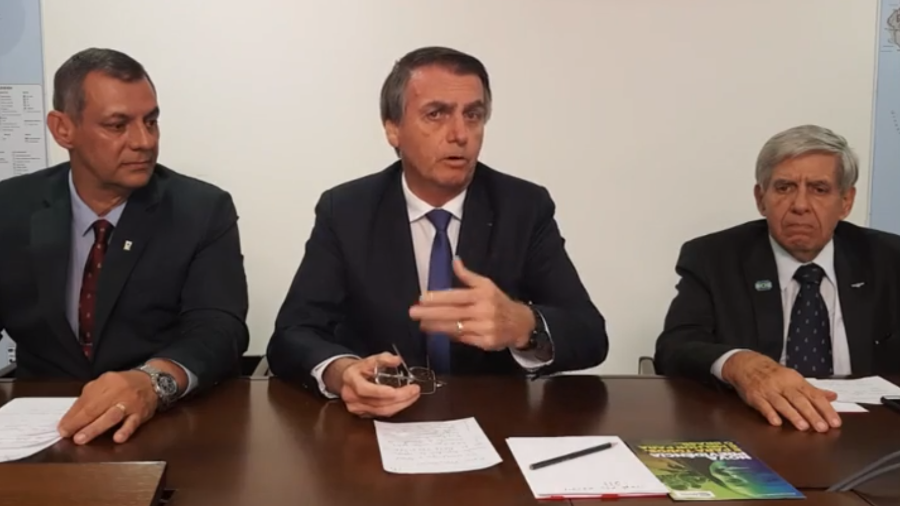 Bolsonaro tenta explicar gastos com cartão, mas comete equívoco