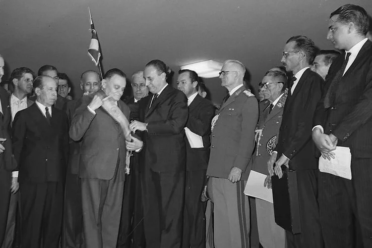 Posse de Castelo Branco como Presidente da República, 1964: “Para que o reajuste do salário mínimo fosse alterado, os militares limitaram o direito à greve e lideranças sindicais passaram a ser perseguidas” (Arquivo Nacional/Divulgação)