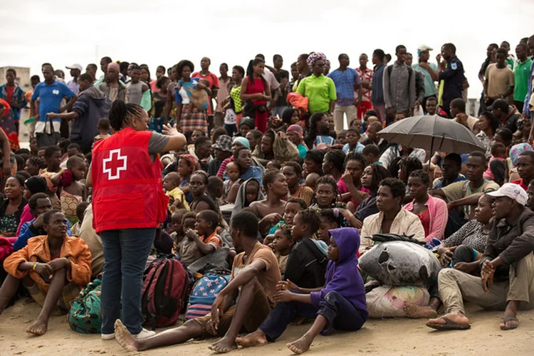 Sobreviventes do ciclone Idai chegam a centro para desabrigados em Beira (Denis Onyodi/Centro Climático da Cruz Vermelha e do Crescente Vermelho/Reuters)