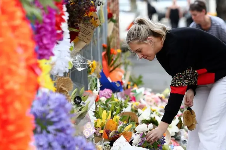 Nova Zelândia: pessoas colocam flores em Dunedin em luto pelas vítimas do ataque terrorista na cidade de Christchurch (Dianne Manson/Getty Images)