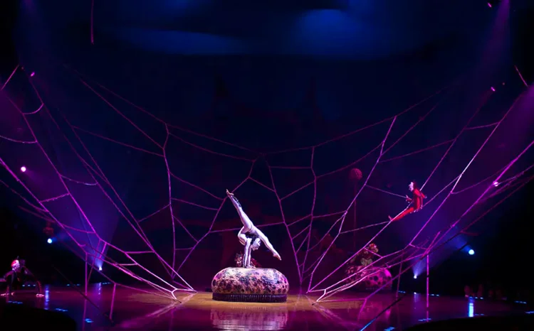 Ovo, do Cirque du Soleil, conta a história de uma comunidade de insetos que recebe com alguma desconfiança um ovo "misterioso" (Cirque du Soleil/Divulgação)