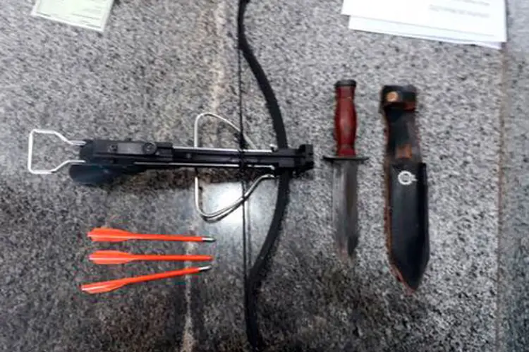 Armas: funcionários perceberam o cabo da besta para fora da mochila e chamaram a Polícia (PM-DF/Divulgação)