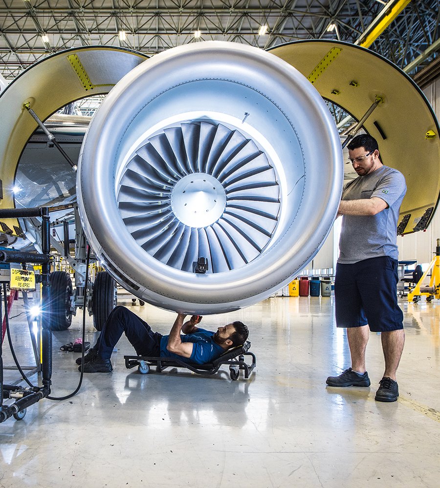 Em momentos opostos, Embraer e Azul anunciam resultados