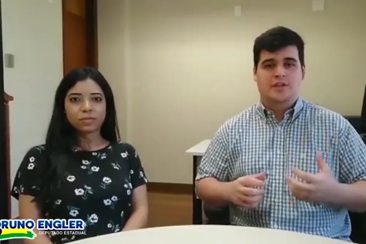 Fernanda Salles e Bruno Engler fizeram um vídeo no Facebook para esclarecer situação (Facebook/Reprodução)