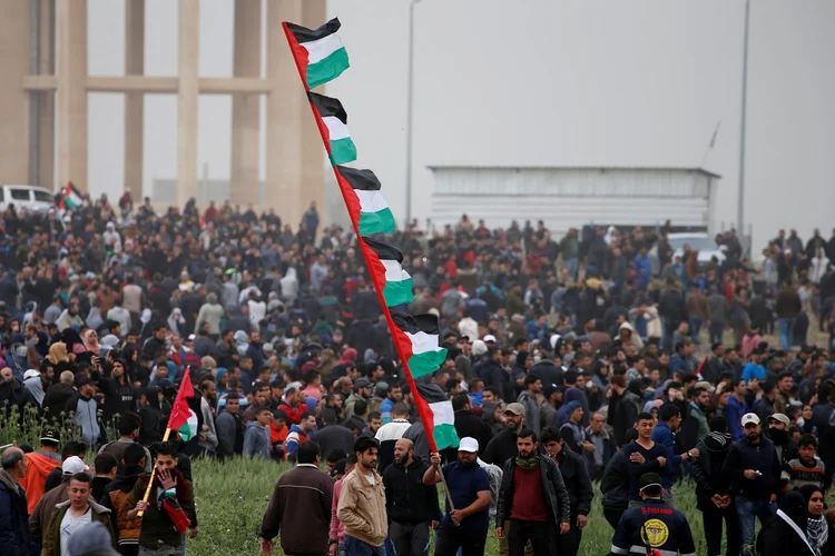 Protestos: evidência do perigo perto da fronteira, um palestino de 20 anos foi morto por tiros israelenses durante uma manifestação (Mohammed Salem/Reuters)