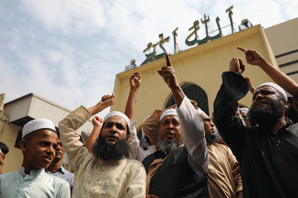 Muçulmanos protestam em ato de condenação a ataque a mesquitas na Nova Zelândia, após orações de sexta-feira em Mesquita de Bangladesh (Mohammad Ponir Hossain/Reuters)