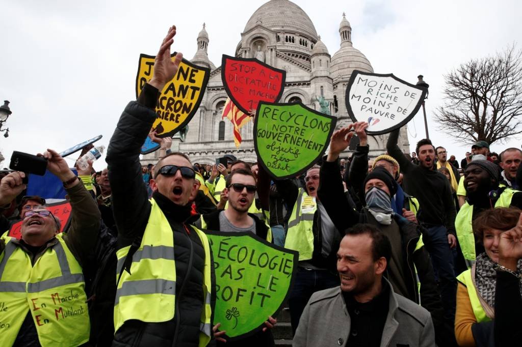 Coletes amarelos protestam em Paris e enfrentam forte esquema de segurança