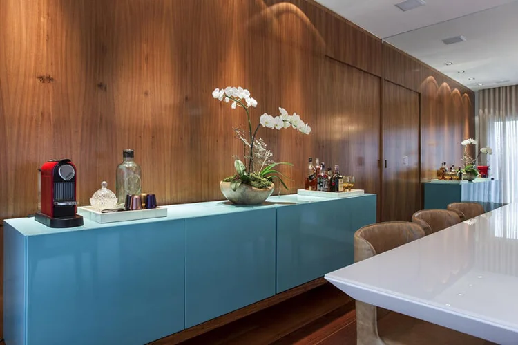 Projeto da MeyerCortez Arquitetura & Design utiliza revestimento na parede: a madeira traz conforto para um ambiente moderno (Viva Decora/Divulgação)