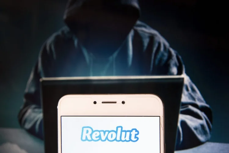 Aplicativo da Revolut, com hacker ao fundo: fintech foi avaliada em US$ 1,7 bilhão em sua última rodada de arrecadação (Miguel Candela/SOPA Images/LightRocket/Getty Images)