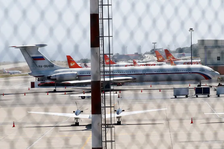 Avião russo no aeroporto internacional de Maiquetía, que serve a Caracas (Carlos Jasso/Reuters)