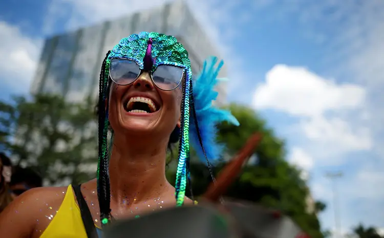Mulher participa do Carnaval em São Paulo (Amanda Perobelli/Reuters)