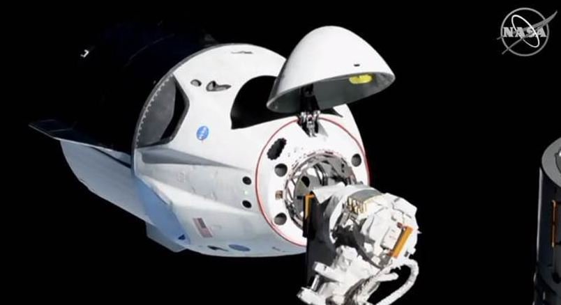 Cápsula da SpaceX se acopla com sucesso na Estação Espacial Internacional